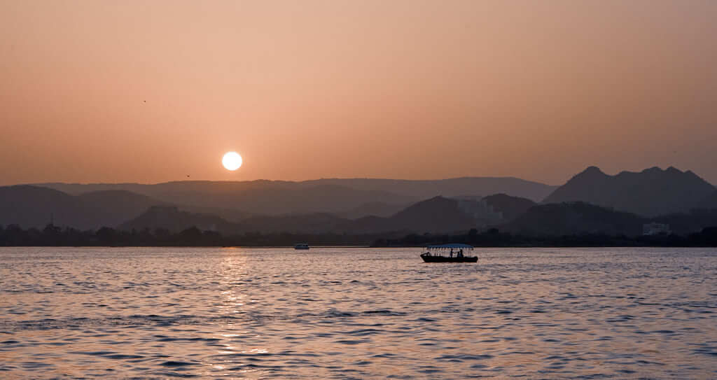 lake-pichola-boat-ride-udaipur